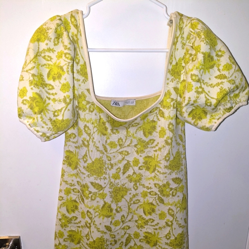 Zara yellow floral dress - jacquard yellow sleeves floral dress - size S